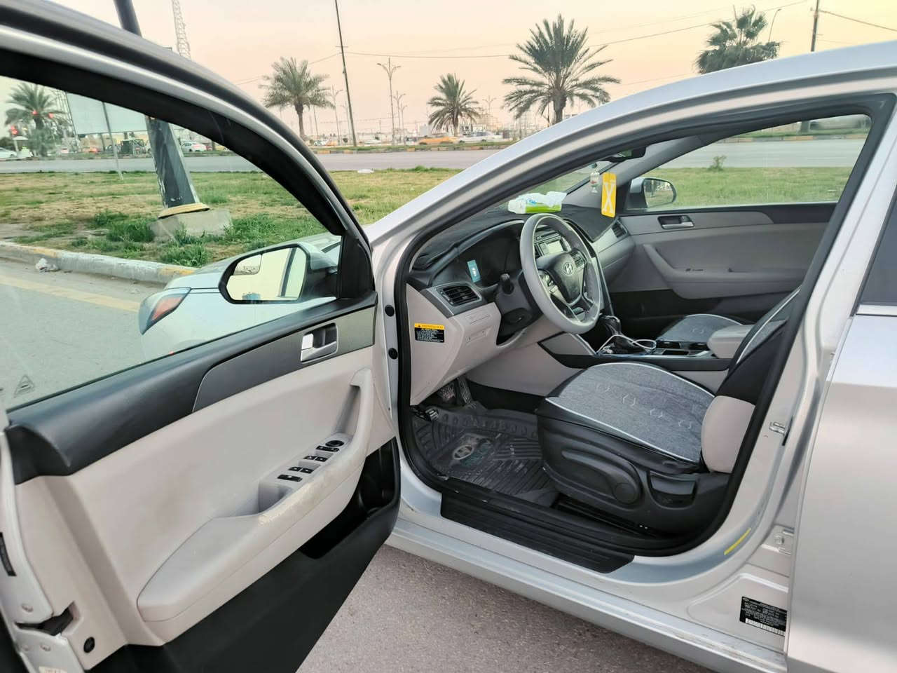 السلام عليكم سياره نوع سوناتا وارد امريكي موديل 2015 السياره كفاله عامه داخله كلين  السياره بس بيها رش جاملغ اثر جراد بدون داخل السياره خير من الله كير مكينه حداديه تبريد تخم تاير  حساسات كامره دوره  خمسه ويل كب اصلي السياره جديده ماشيه 140 مال بيت السعر 118وبيها مجال حك الجيه العنوان كربلاء  رقم الهاتف***********
