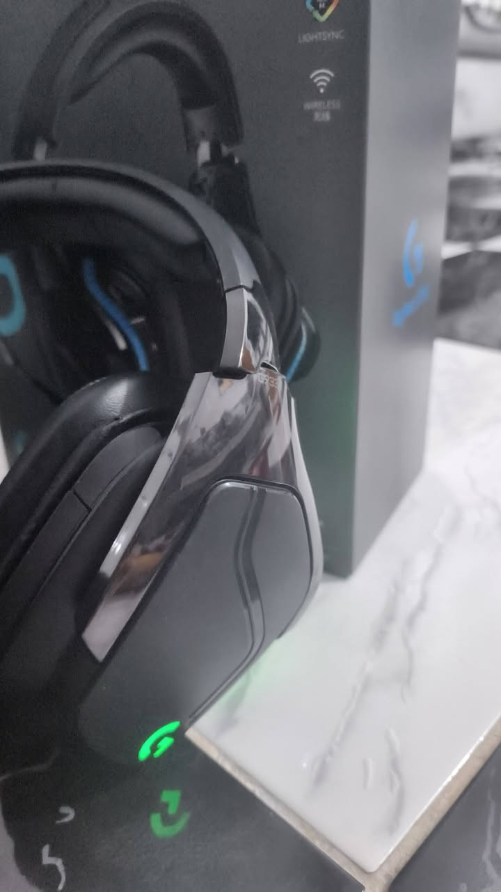 للبيع سماعة لوجيتك اللاسلكية Logitech G933s 7.1 (بحالة جيدة) حجمها حلو سعر 150 الف
السلام عليكم شباب، للبيع سماعة الكيمنك الاحترافية Logitech G933s. السماعة لاسلكية وتشتغل على (البيسي، البلايستيشن، والاكس بوكس).
النظافة: السماعة نظيفة مثل ما موضح بالصور، استخدام بسيط بس دكمة التشغيل تشكل شوية بس ماكو مشاكل بالصوت.
الملحقات: كاملة مع كارتونها، والقطعة اللاسلكية.
البطارية: بحالة ممتازة وتطول وياك بالشحن.
المميزات: صوت محيطي 7.1 عالي الدقة، مايك مدمج واضح جداً يدعم خاصية الكتم عند الرفع (Flip-to-mute)، وإضاءة RGB تكدر تتحكم بيها من برنامج لوجيتك.
السعر: 150 ألف دينار عراقي (وبيها مجال).
(متوفر توصيل).
للتواصل والاستفسار يرجى مراسلة الخاص أو على الواتساب: ***********
