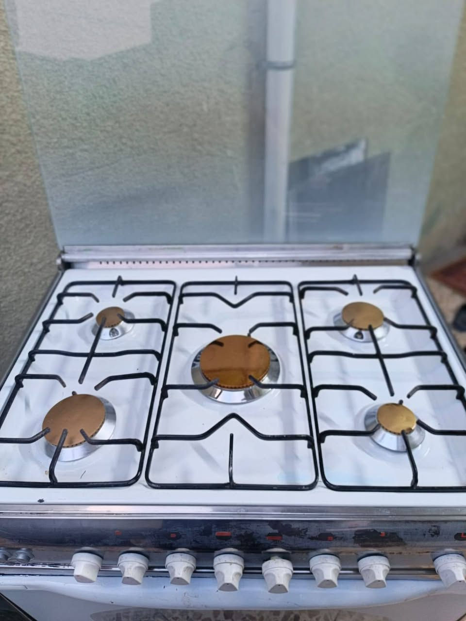 طباخ يونيفرسال مصري ابيض خمس عيون افران منفصله شوايه وكلوب كله شغال تاخذون على الفحص قياسه 60×90  للبيع الاستفسار خاص او رقم *********** وتساب
