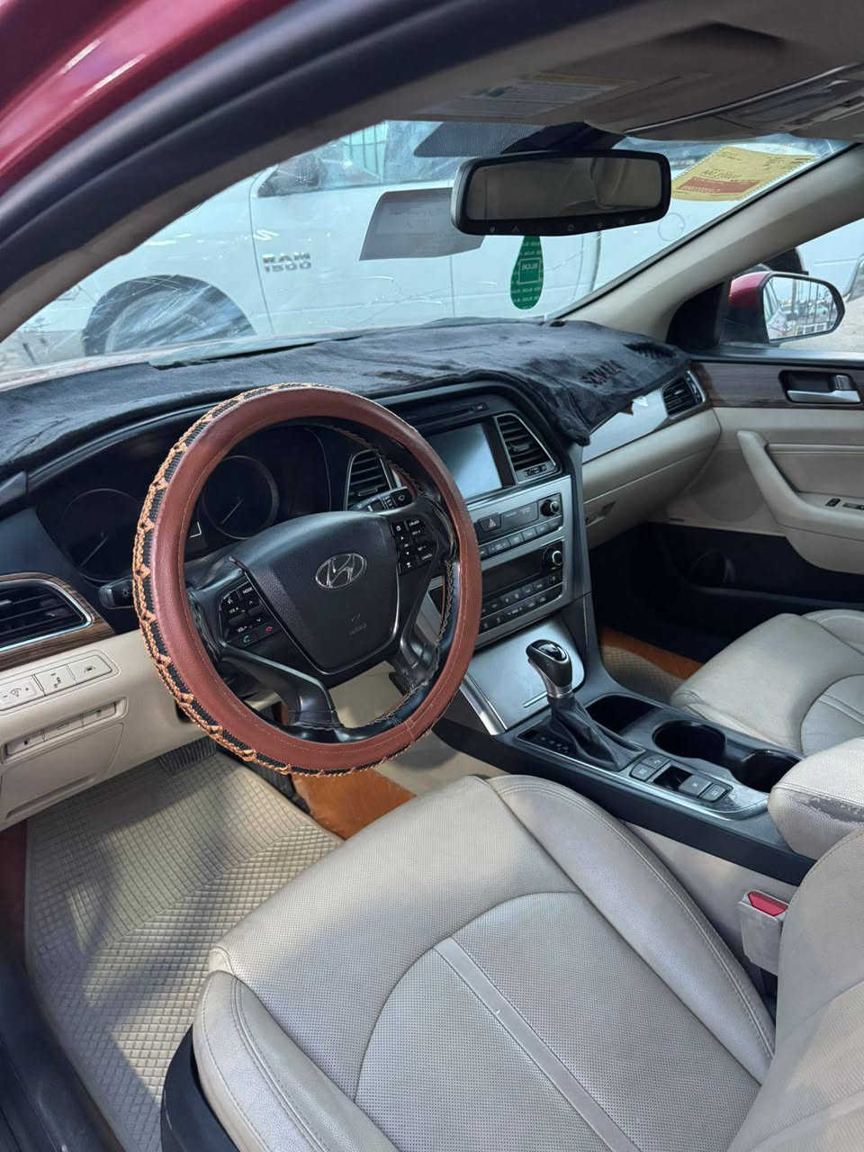 سلام عليكم سوناتا 2017 كفاله عامه
هونداي سوناتا 2017 وارد أمريكي فول مواصفات: واحد ع واحد

فتحه سقف 

تحكم استيرن 

- *المحرك*: 2.4 لتر، 4 أسطوانات، 185 حصان GDI 

- *ناقل الحركة*: أوتوماتيكي 6 سرعات

- *المواصفات الداخلية*:

- مقاعد جلدية

- نظام صوتي infiniti

- شاشة لمس 8 إنش

- نظام ملاحة

- كاميرا خلفية

- نظام فرامل ABS

- وسائد هوائية

- تدفئة وتبريد المقاعد

- نظام تحكم في السرعة

- نظام دخول ذكي

- نظام تشغيل عن بعد

- *المواصفات الخارجية*:

- جنوط ألومنيوم 18 إنش

- إضاءة LED

- مرايا جانبية كهربائية

- نظام ركن السيارة

- مكاني ميسان مركز 

السعر 120 

*********** متوفر واتس
