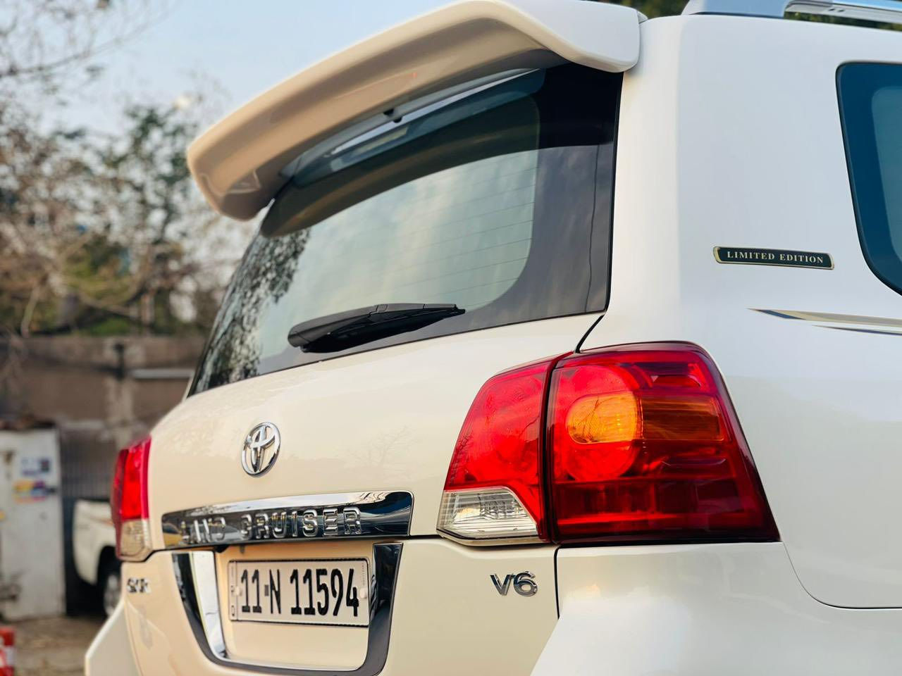 سلام عليكم
لاندكروز 2015 

للبيع خليجي فول    مكفول        نظافه 100/100 

مواصفات 

تحكمات ستيرن 

فتحه بسقف سلايد 

تشغيل بصمه 

شاشه كبيره كامره خلفي  

كشافات امامي 

مكينه 6 ممتازه جدا 

داخل نظيف جدا  بواضع لوكاله 

سياره جاهزه من كلشي 

بيها بابين فتح تعيار فقط 

   (خاليه من العيوب والخدوش )

مكان سياره بغداد الكرخ

الهاتف ***********
