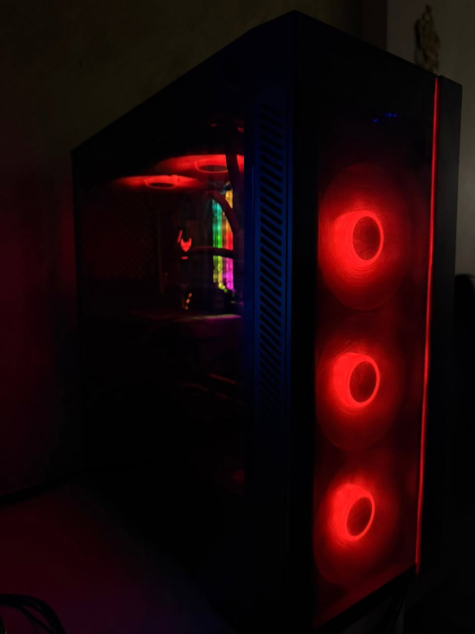 السلام عليكم
تجميعة للبيع (كيس فقط)

* GPU — GTX 1660 SUPER GIGABYTE (كارتونته موجودة)

* Case — Matrexx 55

* CPU — Ryzen 7 2700X

* Motherboard — B450M DS3H (كارتونته موجودة)

* RAM — XPG 2x8 GB

* SSD (M.2) — Transcend 128GB

* HDD — Toshiba 1TB

* PSU — FSP Hyper K 600W (كارتونته موجودة)

* RGB Fans — ASUS TUF RGB 240 (كارتونته موجودة)

للتواصل و الاستفسار خاص او واتس اب دائماً موجود      ***********
