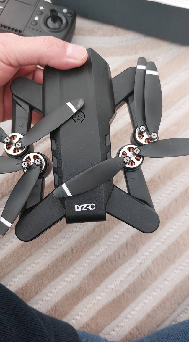 ئەم درۆنە بۆ فرۆشتن  
مودیل L900 PRO  لەناو جانتای خۆیەتی  زۆر خاوێنە کەمێک معامەلەی تێدایە لەبازار بە 150 هەزار  من  بە 100 هەزار دەی فرۆشم.
***********
*********** كويسينجاك, أربيل
