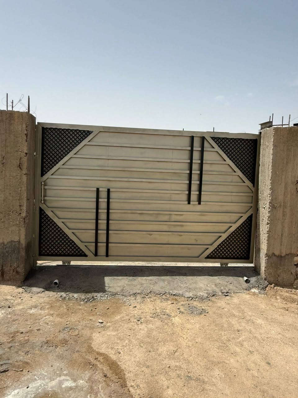 حدادة متنقله
لعمل البيبان والشبابيك وعمل السقائف السندويج وسقائف الجينكو وصيانة البيبان القديمه وصبغ جميع انواع الحديد حدادة متنقله اجيك لباب البيت 
*********** 
ابوعباس الحداد
