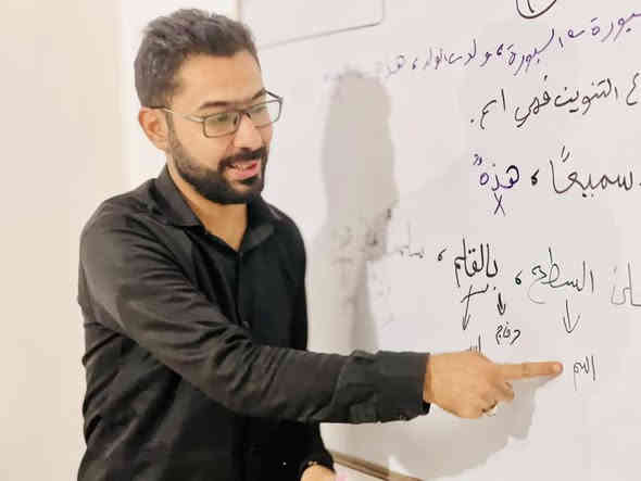 الأستاذ أحمد مهدي
مدرّس مادة اللغة العربية للصف السادس العلمي والأدبي،
يعلن عن تواجده في معهد النجاح لإعطاء الدروس بأسلوب مبسّط، شامل، وبأفضل مستوى أكاديمي.

شرح مبسّط، وخبرة عالية في تفكيك الأسئلة الوزارية، وبمتابعة دقيقة لكل طالب، يحرص الأستاذ أحمد مهدي على بناء قاعدة لغوية رصينة عند الطلبة، وضمان فهم المنهج بكل تفاصيله، من القواعد إلى الأدب والنصوص والإنشاء

معهد النجاح يفخر بانضمام نخبة من الأساتذة المتميزين، ومن ضمنهم الأستاذ أحمد مهدي، ليكون جزءًا من رحلة الارتقاء بالمستوى العلمي لطلاب السادس،

نعلمكم بأن باب التسجيل مفتوح، والدوام مستمر للراغبين بالانضمام إلى محاضرات الأستاذ أحمد مهدي المميزة.

💡 سجّل الآن واحصل على شرح وافي، متابعة دقيقة، ونتائج مضمونة بإذن الله.

للتواصل واتساب ***********
أو عبر صفحتنا في الفيس بوك
