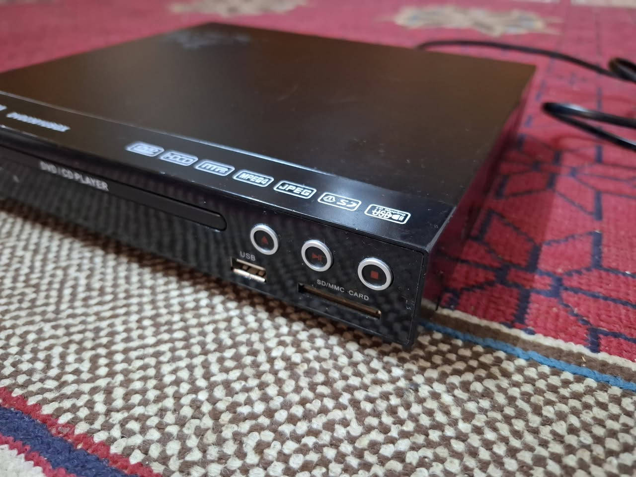 مشغل اقراص خارجي حديث مستخدم قليل اصلي شرط الضمان والفحص ويعمل بخاصية HD/USB/BC / او من الموبايل بطريقه التوصالة ويشغل cd/dvd تسجيل وتحويل جميع الامنافذ بيه سعره [ 30 ] الف يوجد توصيل اتصال [***********]
