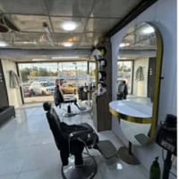 ديكور حلاقه للبيع.   مرايات وكراسي. وباترينه.  وقنفات.  الاستفسار. 077...