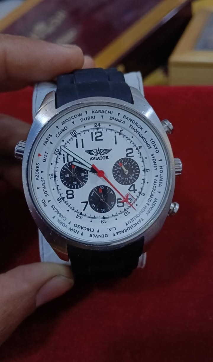 للبيع: ساعة AVIATOR (إصدار F-Series) توقيت عالمي
ساعة رجالية أنيقة وعملية، تجمع بين التصميم الكلاسيكي للطيران والوظائف المتعددة، مثالية للمسافرين ومحبي التميز.
أهم المواصفات:
• الموديل: Aviator AVW5839G4 (فئة F-Series).
• الوظائف:
    ◦ كرونوغراف (ساعة إيقاف): لقياس الوقت بدقة.
    ◦ توقيت عالمي (World Time): إطار داخلي دوار يعرض التوقيت في 24 مدينة عالمية (مثل لندن، دبي، طوكيو، ونيويورك).
    ◦ عرض التاريخ: نافذة صغيرة لعرض تاريخ اليوم.
    ◦ نظام 24 ساعة: عقرب إضافي لعرض الوقت بنظام 24 ساعة.
• التصميم:
    ◦ المينا: أبيض مع مؤشرات سوداء واضحة وعقارب مضيئة.
    ◦ الهيكل: ستانلس ستيل (فولاذ مقاوم للصدأ) بقطر حوالي 43-44 مم.
    ◦ الحركة: حركة كوارتز يابانية دقيقة.
    ◦ السوار: سوار المطاط المتين.
    ◦ مقاومة الماء: مقاومة للماء

السعر خاص


**إذا كنت صاحب هذا الإعلان وتريد حذفه لأي سبب، رجاءا أرسل رسالة إلى الدعم الفني**