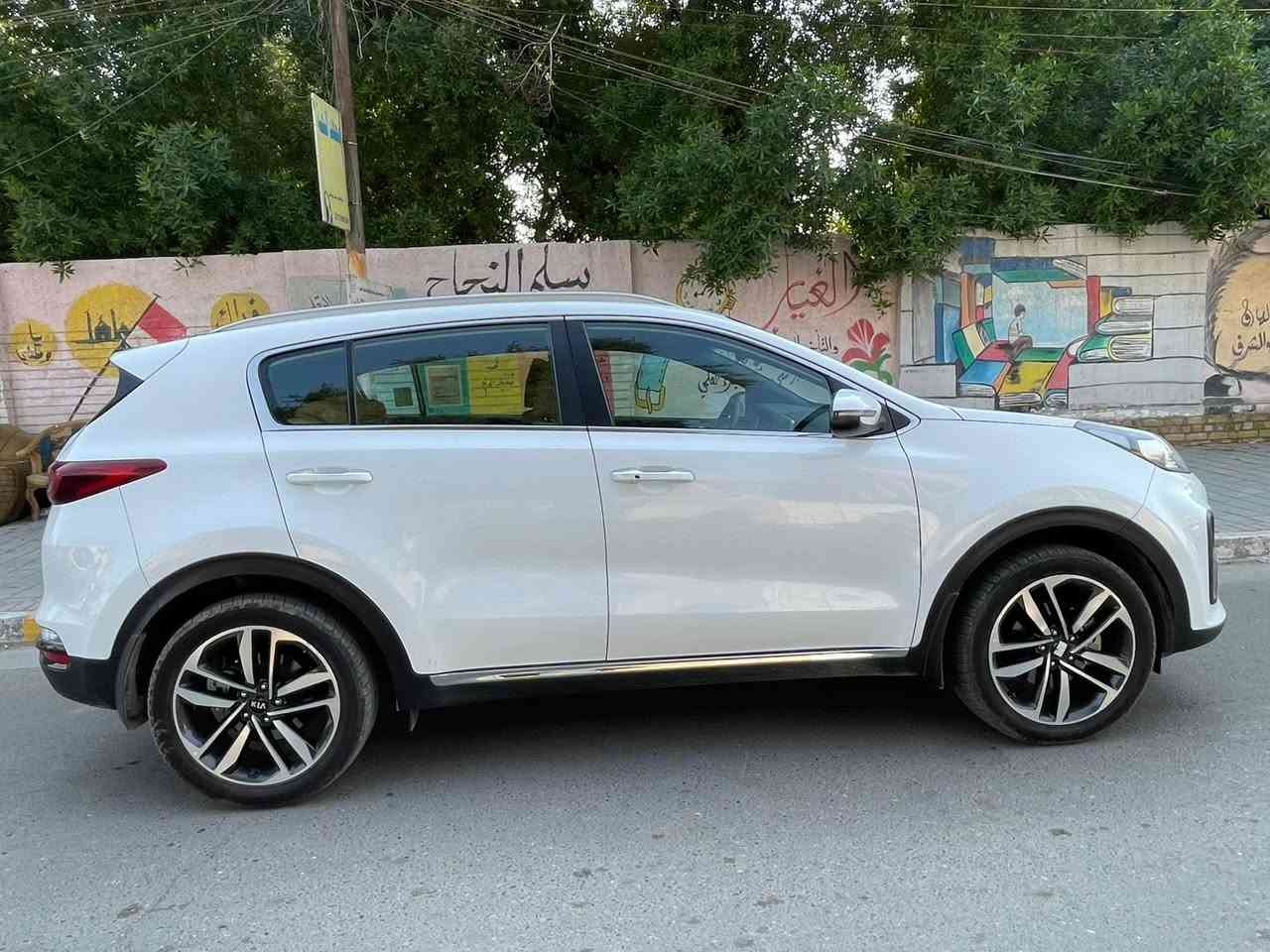 السلام عليكم كيا سبورتج موديل 2021 وارد خليجي مكفوله من الضربه والصبغ والبارد والفتح ماشيه 48 الف مواصفاتها بصمه شاشه اصليه كامره اصليه  تشغيل عن بعد ترايش نيكل تبريد منفصل محرك 2000 دوش وبعد بيها مواصفات رقم بغداد الجديد انكليزي بأسمي والتحويل مباشر السعر المطلوب 218 ورقه وبيها مجال بسيط مكان السياره بغداد ال كرخ حي الجامعه شارع الربيع للستفسار هاذا الرقم *********** وشكرا
