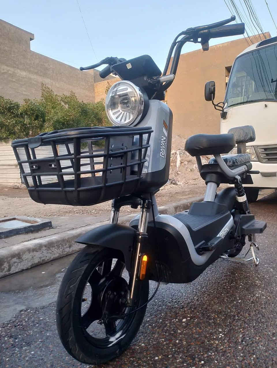 السلام عليكم
دراجه شحن للبيع نوع ريان حجم ١٤ 
عدد البطاريات اربعه 
اشارات يمين يسار مع صوت انذار مع الاشارة
لايت قوي عالي ناصي رماش 
هورن  
شاحنه اصليه مع الدراجه 
شاشه  Digital   سرعه ٤٠ حقيقي  ٣نمره
انذار سرقه قفل تاير 
سعر ٣٠٠ وبيها مجال
***********
العنوان الدوره المهديه الثانيه
