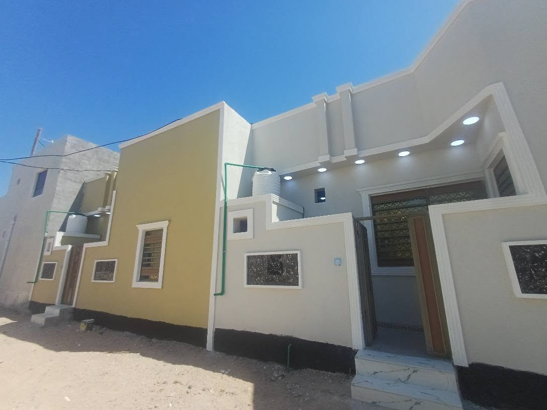 ٣دور سكن للبيع مساحة كل بيت 100متر وسعر بلاش بلاش سعره الواحد 60وبي مجال للشراي كل بيت غرفتين وصاله ومطبخ وصحيات ديوانيه طابو باسم عراقي البصره ابوالخصيب حمدان قرب البريد وقرب المستوصف *********** ابو الخصيب, البصرة
