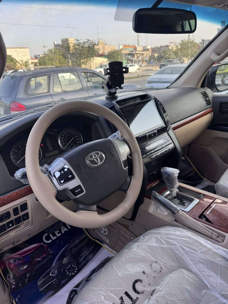 لسلام عليكم لاندكروز موديل ٢٠١٣ 8سلندر سياره جديده وحلوه بيها تبديل جاملغ وباب اثر شخط وبدون دواخل سياره بدون صبغ ماشيه ١٧٥رقم بغداد دولي باسمي 
السعر ٣٤٥ وبيها مجال بسيط 
مكاني النجف الأشرف 
للاستفسار ***********
