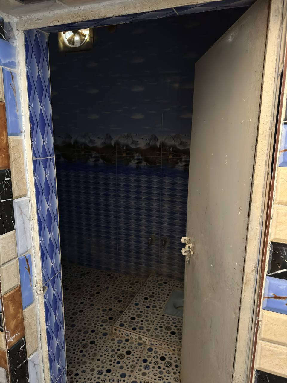 بيت بلحكيم 200متر للبيع بيت طابق واحد بيه غرفتين وصاله واستقبال ومطبخ وصحيات خارجية وداخليه وبيتونه 
البيت بناءه طابوق والسقف صب
للتواصل ***********
