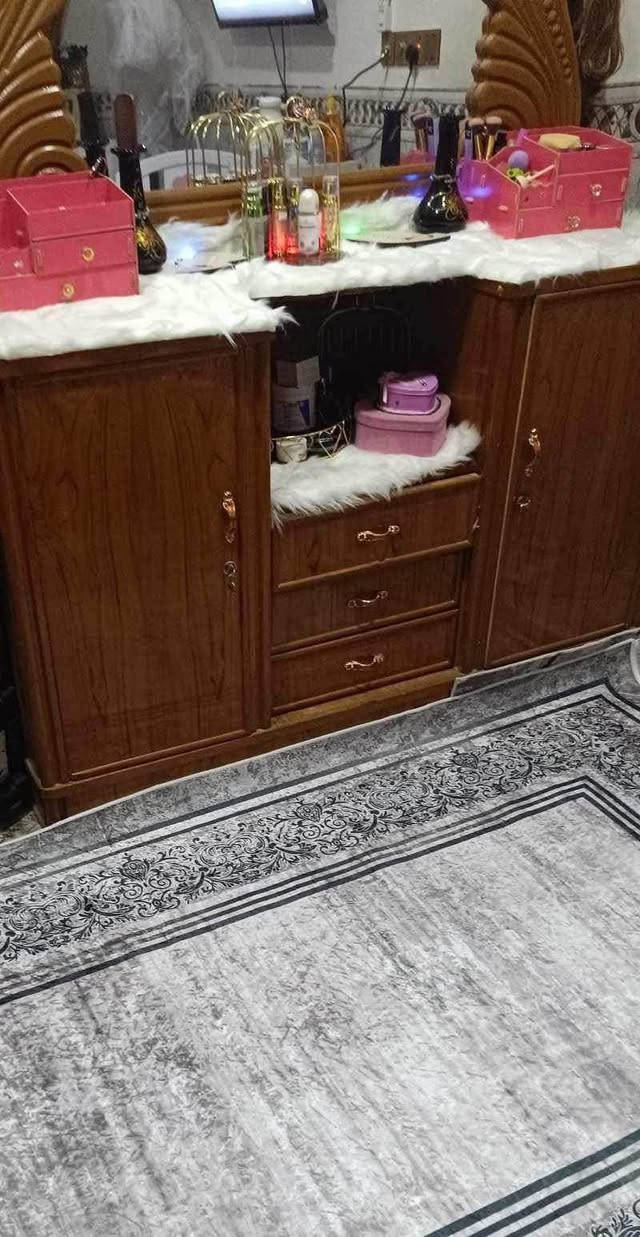 سلام عليكم 
غرفة نوم ام 5 تسكام اخت الجديده  كامله من كلشي 
النجف الاشرف تقاطع العسكري كبل 
*********** النجف, العراق
