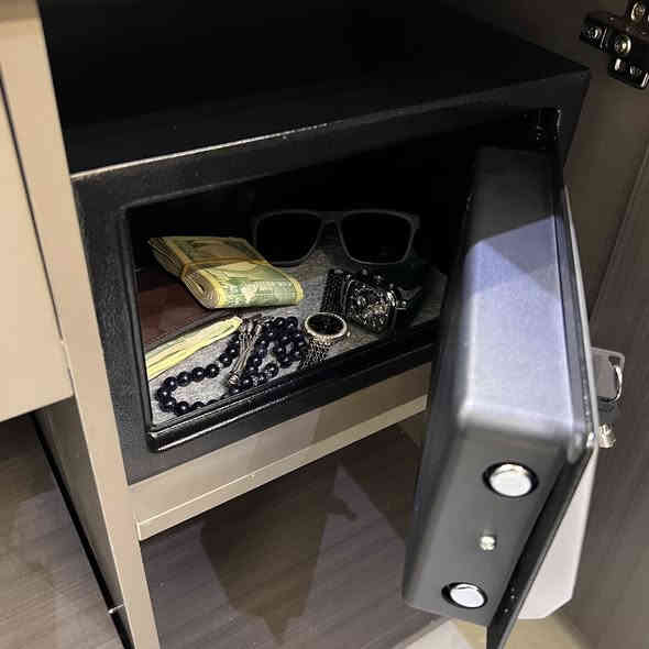 قاصة الكترونية رقمية
المواصفات: 
- توفر مفتاحين يدويين كنسخة احتياطية في حال فقدان الرمز.
- مصمم لحماية الأشياء الثمينة مثل المجوهرات والمستندات والنقود. 
- يمكن تغيير الرمز السري في أي وقت.
- اختيار مناسب للاستخدام المنزلي أو التجاري مع تصنيع دقيق ومعايير موثوقة.
- إمكانية التثبيت على الجدار باستخدام مسامير التثبيت المرفقة.
- الوزن الإجمالي: 4.5 كيلوغرام 
- قياس القاصة: 22 × 33 × 22 سم
- ملحقات المنتج: مفاتيح عدد 2 ، بطاريات عدد 4 ، چوي تثبيت عدد 2 .

متوفر توصيل لكافة محافظات العراق 🚚 
للحجز والاستفسار مراسلة الصفحة 📩 
أو المراسلة على الواتساب على الرقم ***********
