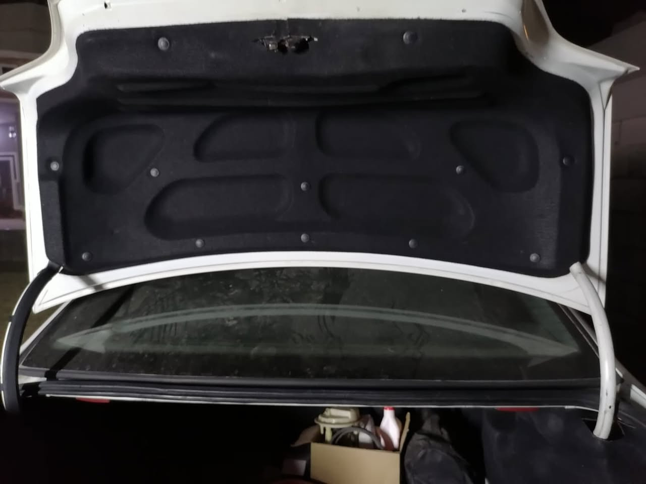 السلام عليكم بيجو 406 جديده بعدها وضع الشركة بيها باب صبغ سعرها 65 اتصل بصاحب السياره ***********
