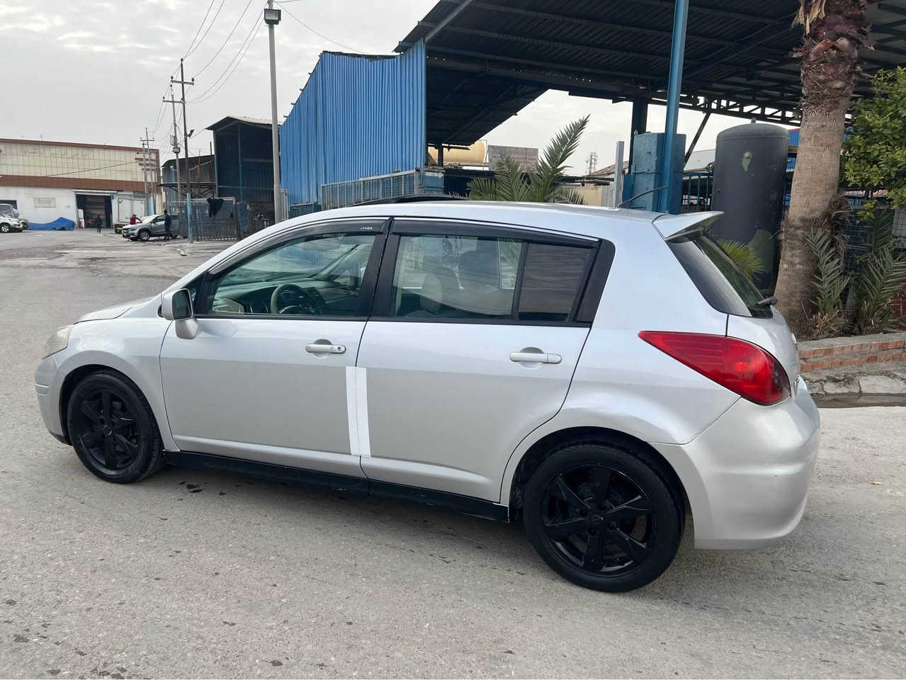 نيسان فئرسا 2012 مواسەفات فول SL گێر مەکینە تەبرید هموی بەشەرت سبوخ بەس بۆلنت بێ ژورێ رونی گێر و مەکینەی تازە گۆراوە بێ مەسروفە سحری ٨٧ شوئن هولير  *********** أربيل, العراق
