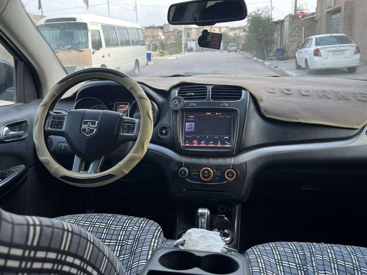 السلام عليكم ورحمة الله وبركاته
دوج جورني موديل ٢٠١٥ حره رقم ذي قار الدولي إنكليزي سنويه مجدد ٢٠٢٩ تحويل مباشر وارد أمريكي حادثهه بنيد وجاملغ يعني السياره بيهه أربع قطع صبغ اثر شخوط السياره فول مواصفات كروز 

المواصفات 

بصمه أبواب

بصمه تشغيل

شاشه 

كأمره

تحكم ستيرن جهتين 

ويل كب حجم ١٩

مثبت سرعه 

كروز 

٦ سلندر 

٧ راكب 

٣ قطع تبريد 

السياره جديده وجاهزه كير محرك تبريد تخم تاير حداديه مكفولات جاهزات للأخير من كلشي 

مكان السياره البصره 

السعر خاص 

للاتصال عل الهاتف 

***********

—————————————————————————
