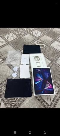 ايباد 11 برو • ام1 • كارتون وشاحن