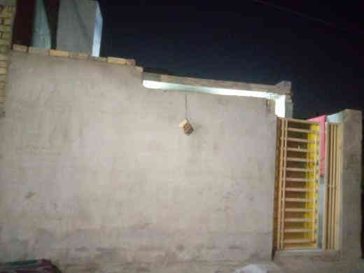 بيت 100متر  بحي البساتين حي السلام قريب علا شارع التكاتك بي غرفه وحولي ومطبخ وستقبال وتواليت وحمام  سيراميك البيت كله الحد الشارع سكف صب مسلح  بناء مال السنه الفاتت  السعر 35 للستفسار***********
