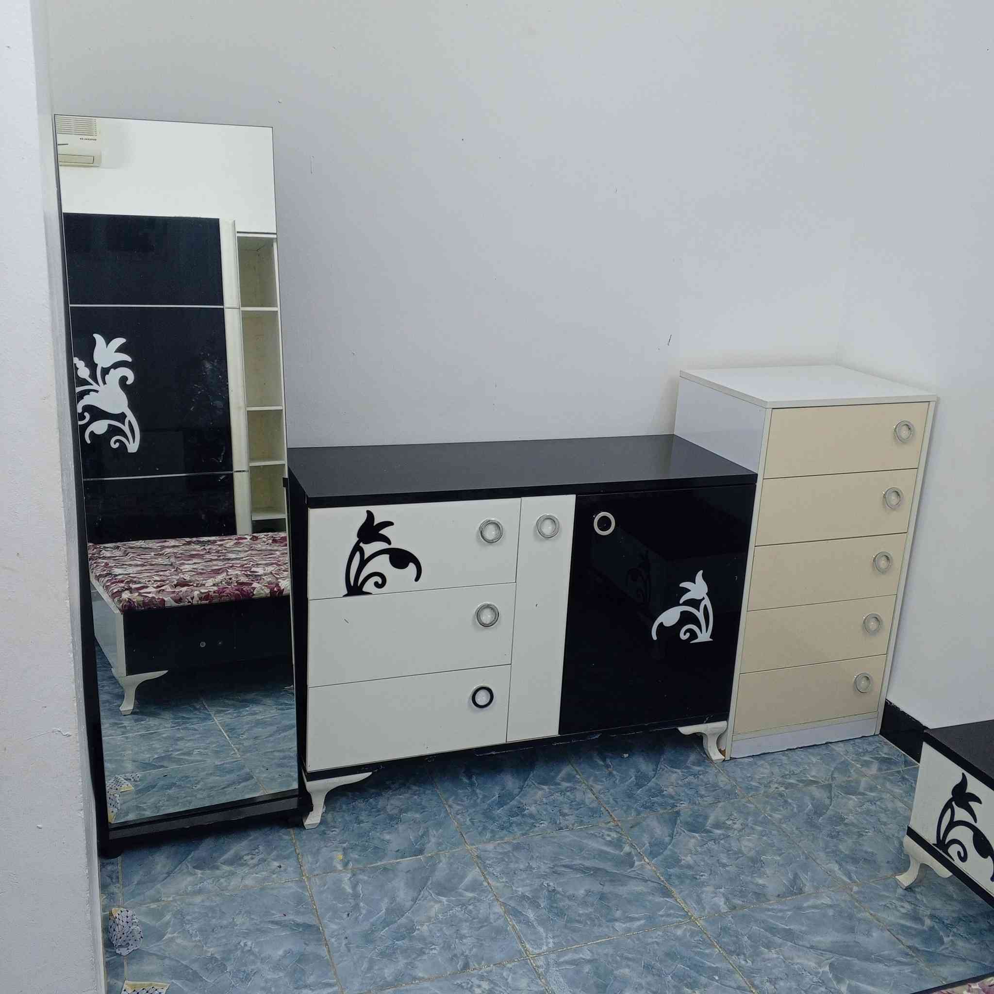 غرفة نوم للبيع عنوان حي الواسطي ***********
