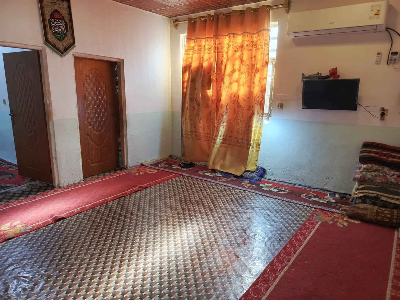 دار في حي الرحمه مساحه 180متر ثلاث غرف وصاله ومطبخ وستقبال صحيات داخليه وخارجيه قبل شارع العرض شارع عريض12متر السعر 78وبي مجال ***********
