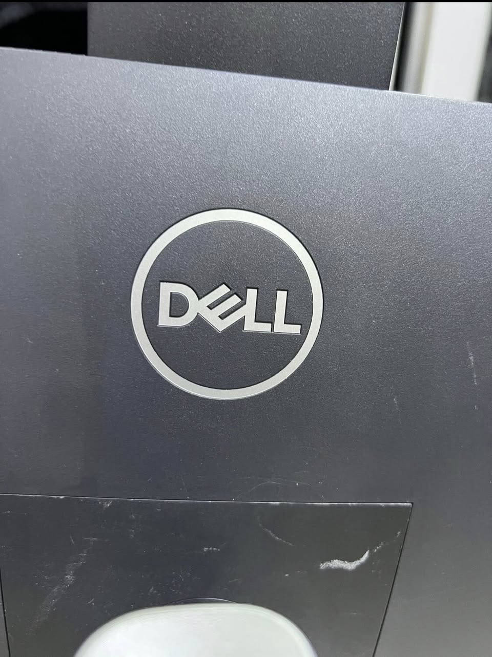 السلام عليكم شاشا DELL 4k شاشا نضيفه جدا بيها كاميرا كيمنك العنوان بغداد  قرب نادي نفط السعر 150 الف بيها مجال بسيط  شراي يتصل رقم ***********
