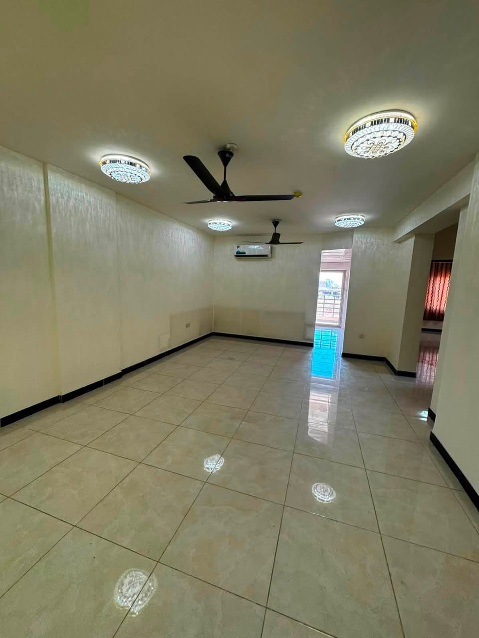 للايـجـار شقة عرصات الهندية ✔️

عنوان 📍 عرصات الهندية على شارع السدة

🔶مساحة الشقة 110 متر
 
تحتوي على صالة ومطبخ جاهز وغرف نوم عدد 2 

مجهزة بالكاونتر والسبالت البناية تحتوي على سكيورتي وبارك سيارات

سعر الايجار 900$ شهرياً ــــــــــــــــــــــــــــــــــــــــــــــــــــــــــ
‎‏‎((شركة دار السلطان للعقار حيثٌ تَلتَقي الرُوٌية ,بلتَمَيٌز ))

#نــســتــقــبـل كافة العروض العقارية 

بيع - شراء - ايجار - ادارة امـلاك - مقاولات عامة

‏‎‏‎📊كل ماعليك الاتصال أو المراسلة على الصفحة *ʲᵒⁱⁿ ᵘˢ*

 حسن زوانة *********** - ***********

‏‎‏‎الفرع الاول /عرصات الهندية مجاور فندق بلوم 

‏‎‏‎ الفرع الثاني /الـسـيـديــة الضباط مقابل افران الرباط
