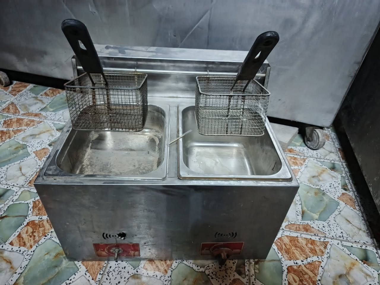 اغراض للبيع سعر مناسسب للاستفسار اتصال على الرقم:***********
