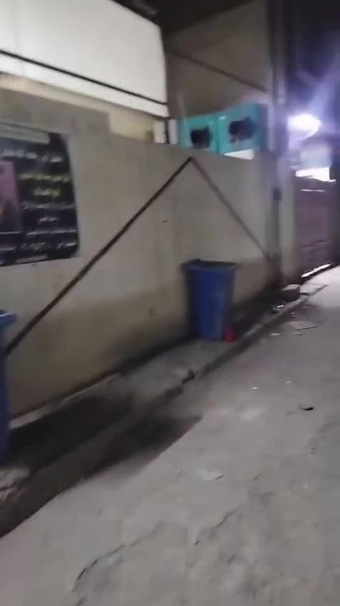 سلام عليكم
بيت المساحه 150م
الواجهه 10 
والنزال 15
والشرح واضح بل فيديو
السعر 150 مليون 
وبي مجال بسيط 
العنوان العبيدي شارع الجامع 
نزلت الجامع ثاني شارع
عل يمين
والاتصال على هذه الرقم
***********
