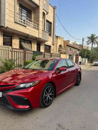 كامري 2024 SE  وارد امريكي بانزين اصل  حادثها جاملغ الايمن مصبوغ  والب...