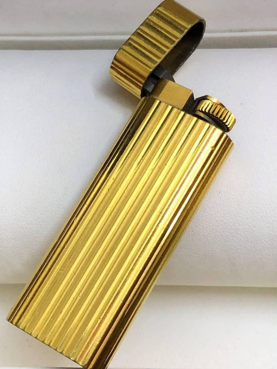 قداحه كاتير ( Cartier) 
من مجموعة دار الازياء الفرنسية الشهيرة 
نقش  ذهب مميزة نظيفة 
انتاج الثمانينات 
للاتصال ***********
