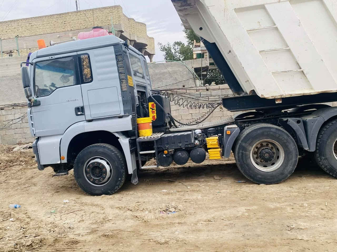 سلام عليكم مان للبيع 460 بم ونوزل مجموعه جيف وربع كفاله عامه تخم تاير مذب عليه الف جاهزه للشغل للاستفسار ***********
