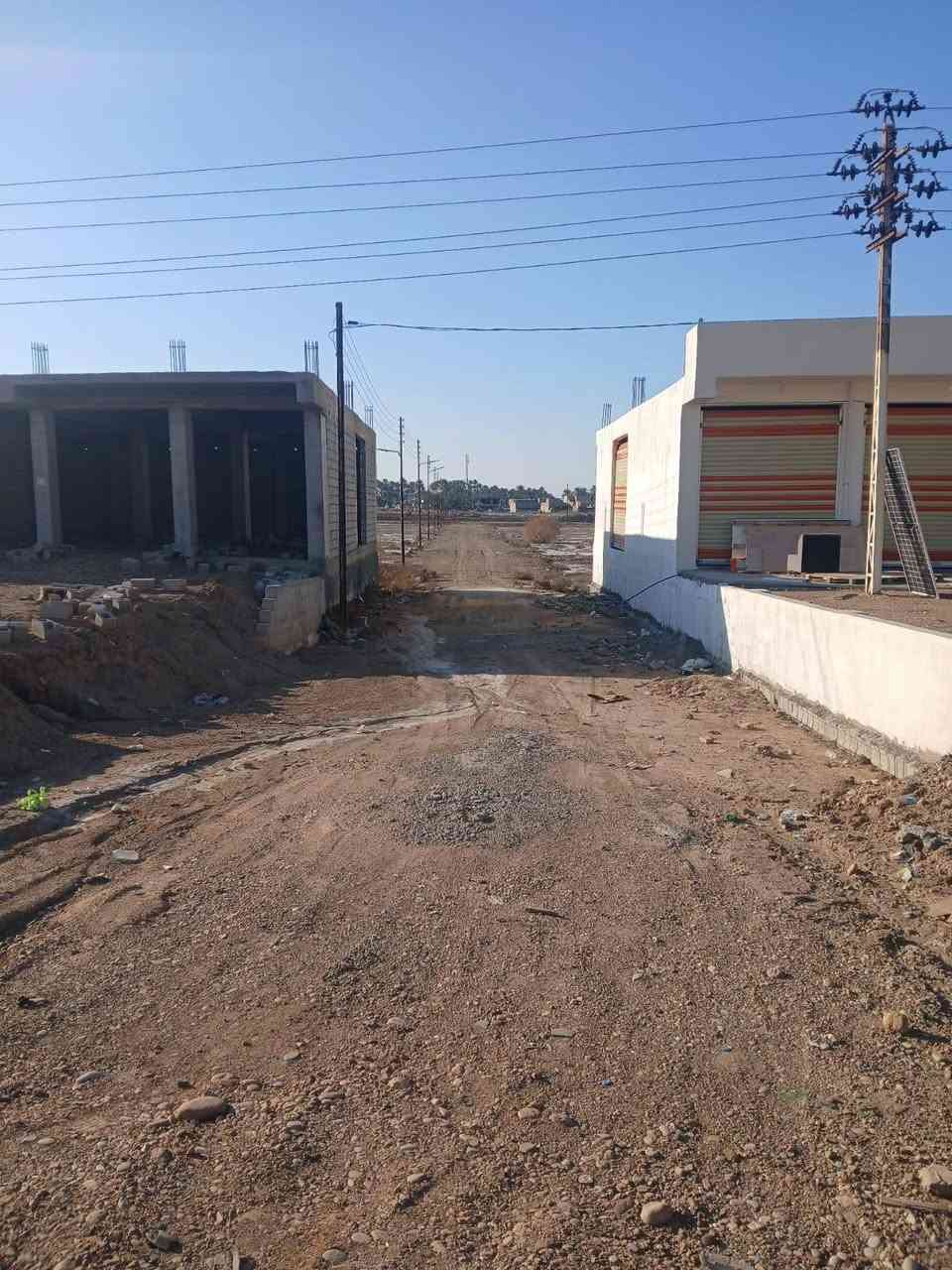 يوجد قطع اراضي سند 25
ماء كهرباء تبليط /تقسيم حسب الطلب /***********
