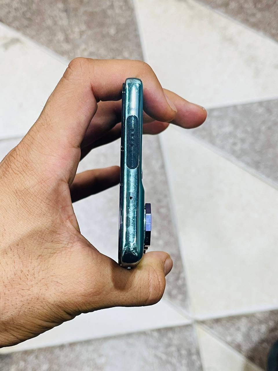 السلام عليكم 
 للبيع تيكنو كومون40النضافه١٠٠٪.مستعمل شهر التفاصيل الاجهاز👇

الشاشة: AMOLED قياس 6.78 إنج، دقة +FHD، ومعدل تحديث 120Hz.
الكاميرا الخلفية:
50 ميغابكسل مع مثبت بصري (OIS).
8 ميغابكسل واسعة الزاوية.
الكاميرا الأمامية: 32 ميغابكسل.
البطارية: 5200mAh.
الشحن: سريع بقدرة 45 واط.
الصوت: سماعتان ستيريو مع Dolby Atmos.
الاتصال: يدعم 4G وNFC وUSB-C وIR Blaster
التصال اوالستفسار واتساب👇
***********
