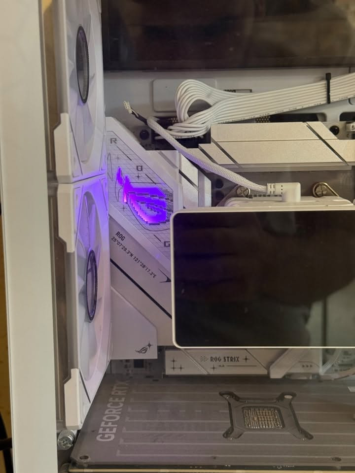 🔥 جهاز Gaming احترافي بمواصفات قوية جداً وتصميم RGB فاخر، جاهز يشغل أحدث الألعاب على أعلى إعدادات بدون أي مشاكل – فرصة ما تتكرر 🔥

🖥️ المواصفات:
- المعالج: Ryzen 5 7600X  
- كرت الشاشة: ASUS RTX 5070 12GB TUF Gaming OC  
- المذربورد: ASUS ROG B850-A WiFi  
- الرام: Corsair Vengeance 32GB (2x16GB) 6000MHz CL30 RGB White  
- الخزن: Kingston NV3 M.2 NVMe 1TB  
- الكيس: Lian Li O11 Vision Compact White  
- الباور سبلاي: Thermalright 850W Gold PCIe 5 White  
- التبريد: Thermalright Wonder Vision 360 RGB LCD  
- المراوح: 10 مراوح RGB White  
- إضافة: شاشة داخل الكيس لعرض الإحصائيات أو صور مخصصة 
((ما ابيع قطع ابيع تجميعة كاملة))
بسعر مليونين و750 ومجال بسيط جداً

📍 الموقع: البصرة – الجنينة  
📞 رقم الهاتف: ***********
