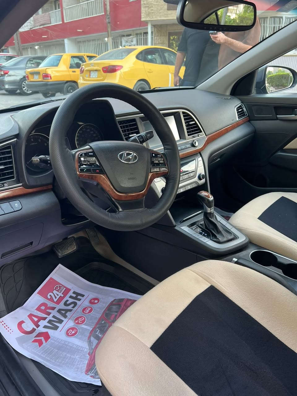 السلام عليكم من رخصةالادمن  الانتره ٢٠١٨مكينه 2000  اشاره بل مري تدفئه كشنات وستيرن شاشه كامرا رادار مانع انزلاق السياره فول عدا البصمه ولفتحه تخم تاير صدر جديد بيها بنيد فقط كما موضح بصوره  السياره بسمي مكاني البياع 
 السعر ١٢٨.$ بيها مجال ***********
