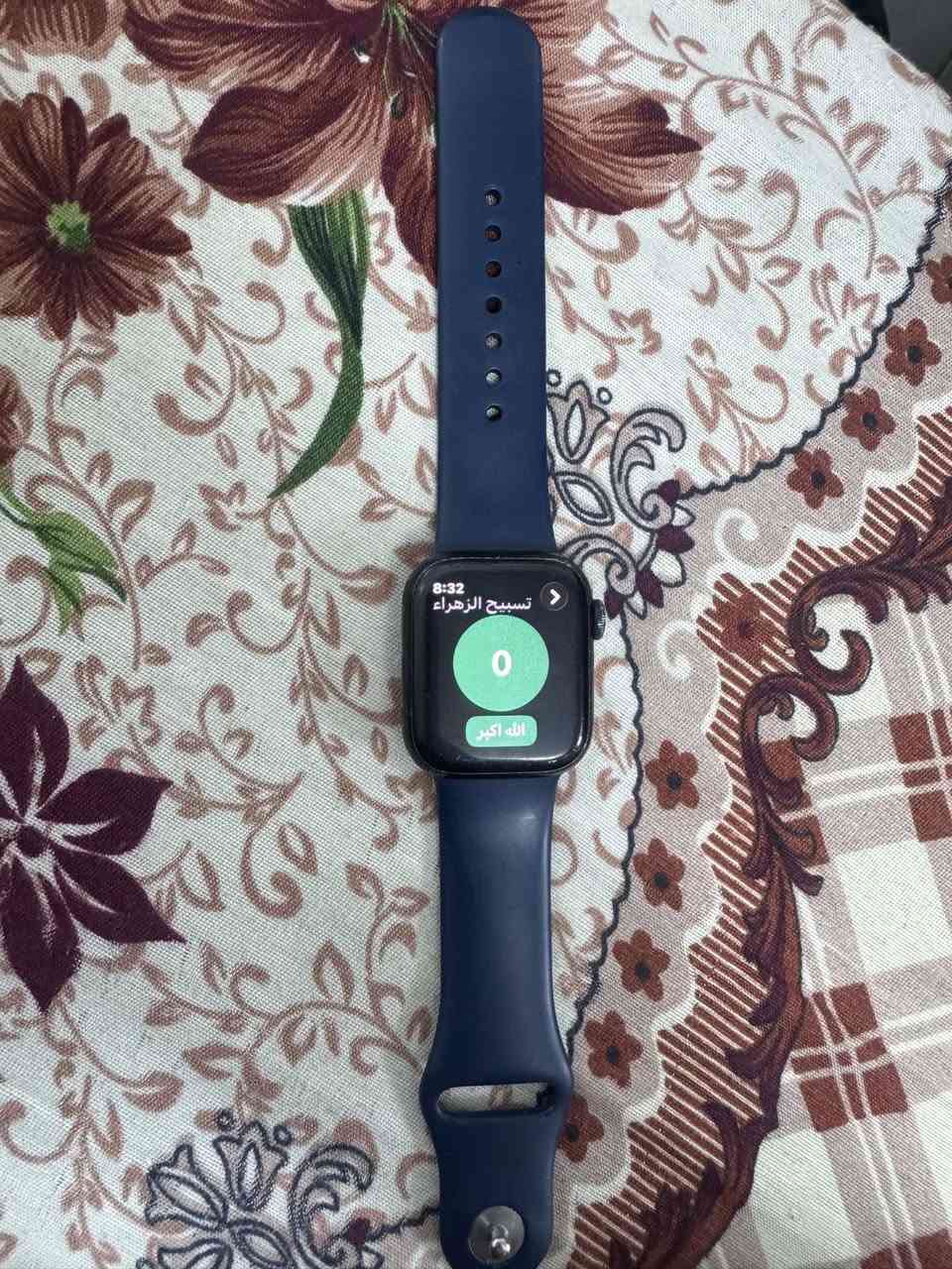 📢 للبيع: ساعة Apple Watch Series 7 (حجم 41mm) - نظيفة جداً مع كامل ملحقاتها
المواصفات والتفاصيل:

 الموديل: Apple Watch Series 7.

 الحجم: 41mm (حجم مريح ومناسب جداً لليد).

 اللون: كحلي مميز (Abyss Blue) مع سير سيليكون أصلي نظيف.

 صحة البطارية: 87% (أداء ممتاز يخدمك يوم كامل براحة

 النظام: تدعم اللغة العربية بالكامل والمكالمات، الإشعارات، الخرائط، والتطبيقات المضافة (مثل تطبيق "تسبيح الزهراء").

📦 الملحقات المشمولة مع البيع:

1. العلبة الأصلية (الكارتونة) الخاصة بالساعة.

2. الشاحن الأصلي من شركة Apple.

3. سير (قشاط) إضافي لتغيير المظهر.

🔎 الحالة العامة:

 الساعة أصلية 100%، مستخدمة بعناية فائقة وبحالة ممتازة وجاهزة للاستخدام فوراً (جميع الصور حقيقية للساعة وتوضح نظافتها).

السعر النهائي 185و بيها مجال حك الجية


**إذا كنت صاحب هذا الإعلان وتريد حذفه لأي سبب، رجاءا أرسل رسالة إلى الدعم الفني**