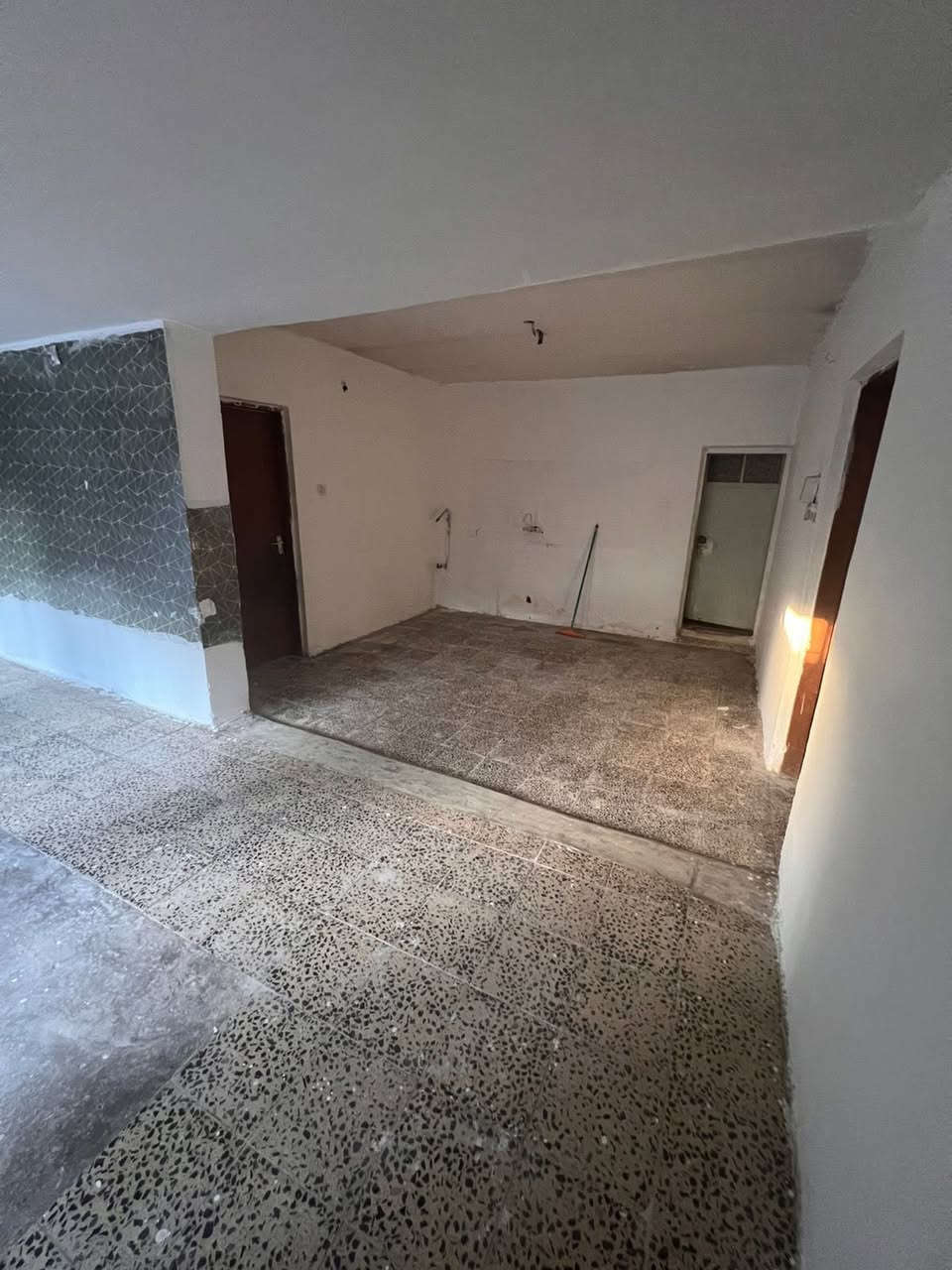 للإيجار في السيـديـــــــة 

بيت مساحة ٢٠٠ متر طابق اول معزول عزل تام 
 يتكون من غرفة نوم وصالة وحولي جبير مفتوح ع مطبخ وخدمات 

بدل الايجار / 550 الف 

للاستفسار***********
