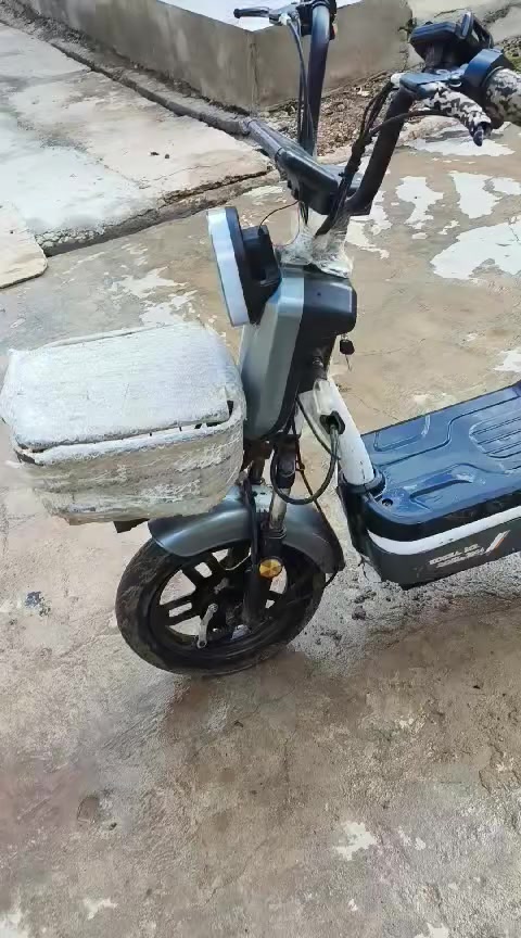 ماطور شحن البيع نضيف ما يعوزو شي السعر 200 قفل قفل  رقم الهاتف  ***********
