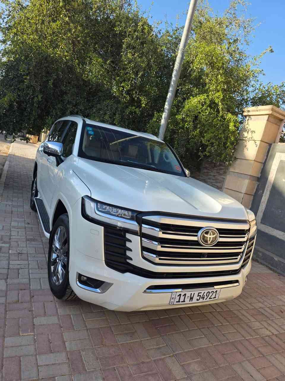 سلام عليكم لاندكروزر موديل 2022 VX  بسعر مناسب  رقم بغداد تحويل مباشر السعر 63500 وبيهه مجال بالخير على المشتري مقدما  عداد الكيلو متر 46 الف سبيرهه منازل مواصفات سياره سلايد رادار توقف ذاتي لايت عدسه متحركه كشن سايق خزن ذاكره تبريد بالكشنات ستيرن كهربائي كشنات كهربائي اماميه وخلفيه 3 شاشات كامرا سماعات JBL سياره فول مواصفات معروفه مواصفات ل VX سياره كفاله من الصبغ ولتبديل …  مكان السياره الرمادي    اي استفسار  ***********
