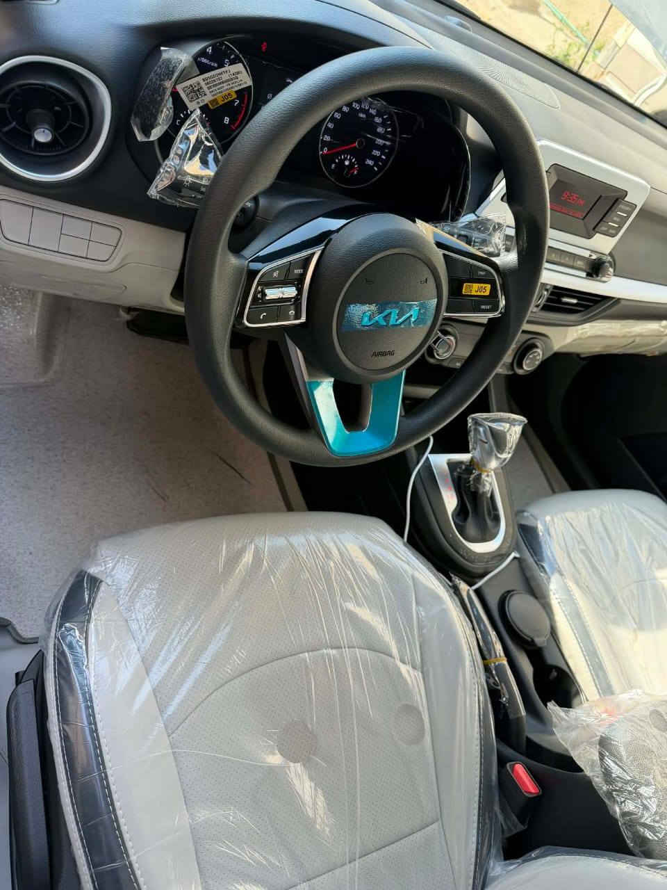 السلام عليكم عندي كيا سيراتو موديل ٢٤ بيه بارد قليل بالصندوق جديد جدا غير هاي السياره مكفوله حتى من رصعه  ماشيه ٥٠٠٠ بعده بحاله الوكاله رقم بغداد انكليزي تحكمات جهتين تبريد  مغلفه بالكامل جنطه كشنات ارضيه مكاني بغداد الشعب الاتصال على الرقم ***********
