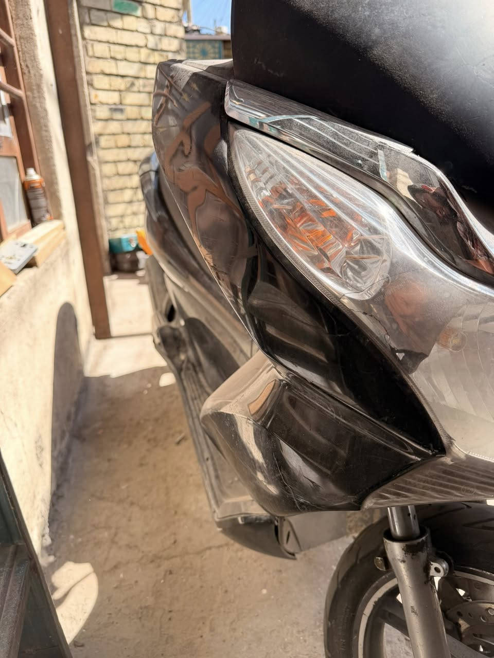 السلام عليكم 
Pcx 2015
مكينة 125
كما موضح بالصورة اللون اسود 
المكينه كايمه اخوان مكينه كايمه 
شبيها ما اعرف قبل فترة جنت امشي بيها وطفت 
درت عليها طلع صوت بالمحرك 
ماشغلتها بعد 
المهم اني ابيع المكينه كايمه مالي علاقة تجي تشوف 
وتاخذها 
رايدها ب٧٠٠ الف 
بيها مجال بسيط كلش 
ابو ال٥٠٠ اترجاك عوفني 
مكاني الدولعي 
***********
