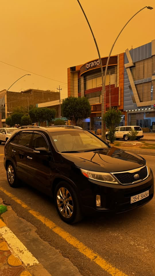 (بسم اللّٰه الرحمن الرحيم ) للبيع سيارة Kia Sorento 2013 موديل
2013 (شكل 2015) امريكي  مواصفات ، بحالة ممتازة
المواصفات:
*   محرك 4 سلندر قوي واقتصادي*   قير أوتوماتيك ناعم بدون مشاكل*   داخلية نظيفة جداً*   شاشة + كاميرا خلفية*   حساسات أمامية وخلفية*   مثبت سرعة
. تحكم بالمقود (ستيرن)*   مرايا كهرباء قابلة للطي*   تبريد وتدفئة ممتازة 
*   جنوط أصلية*   إطارات بحالة جيدة . رقم انبار يدات نيكل. بردات جانبية. كشنات كهرباء تبريد كشنات جلد.اشارات ترحيب. اشارة بلمري
صيانة حديثة وجاهزة للاستخدام بدون مصاريف
الضرر ثلاث قطع بنيد وجاملغ باب مصبوغ اثر شخط
سياره جاهزه للاستفسار: ***********
مكان السياره :فلوجه
