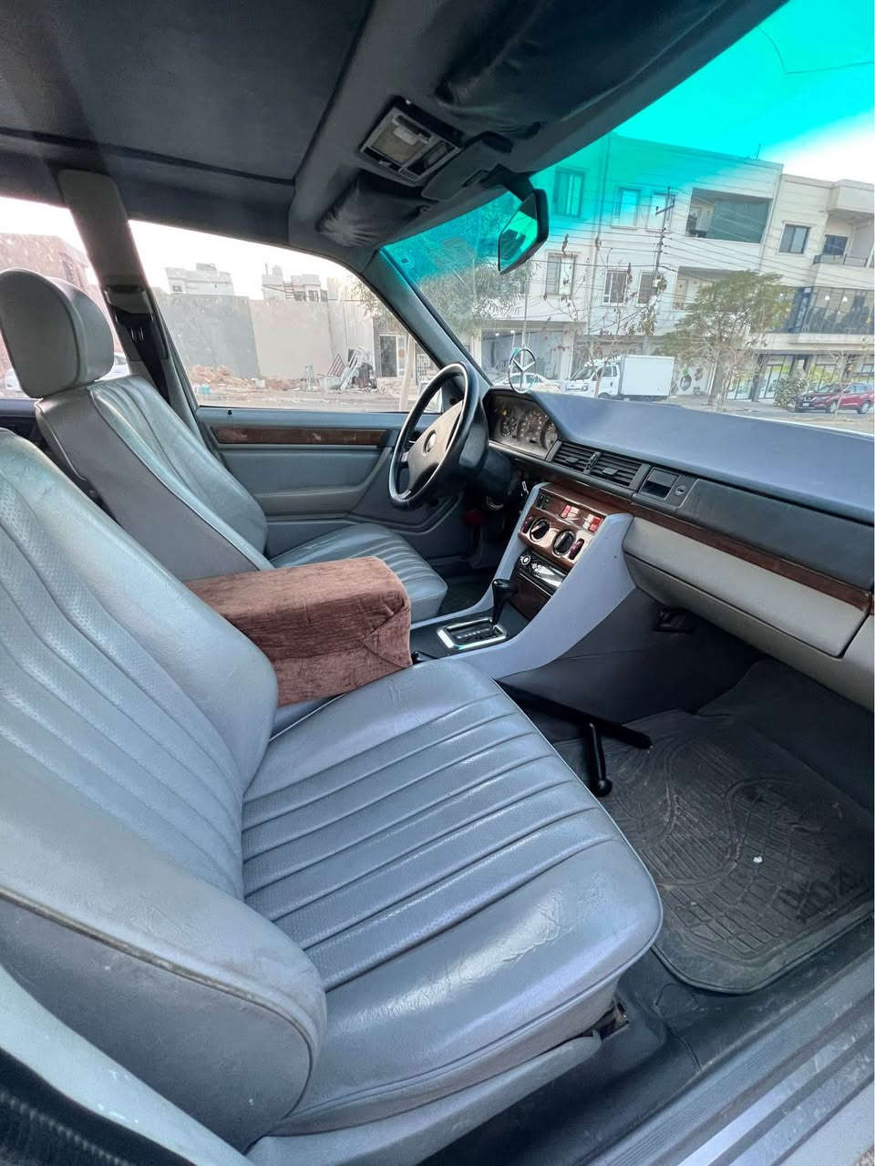 مرسيدس موديل ٨٧ حجم ٢٠٠ محرك وينجي
كير توماتيك و اربع جامات كهربائي 
وكشن جلد و كهربائي 
سياره كير ومحرك وتدفئه بشرط
سياره بدون تبريد 
سياره عام بخه للجماليه فقط
سياره بدون دعم و بدون ضربه 
سياره رقم دهوك وموجوده بدهوك
سياره رقم و سنويه وهزه جديده 
سياره رقم انكليزي رقم طويل باسمي
تحويلها اقل من ساعه ونفس اليوم 
مكانها دهوك وداخل دهوك 
سعرها ٥٧ ورقه 
*********** بيها واتس دهوك, العراق
