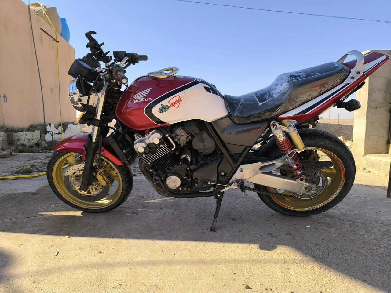 سلام عليكم رمضان مبارك🌙 عليكم 
النوع/سيبي فور  cb400
مديل/2012
ABS/ نوع بريك
عدد ولفات /16 ولف بي وفر
ملاحظة/دراجه بيها برمجة كابريته
تاير/ الخلفي جديد 
تاير/ امامي نص 
صالنصه/كاربون فايبر حقيقي
سويج /سكورتي لان دراجه حديثه 
نشره/ خفيه من وره 
وياله/اصليه الذهبي 
الدراجه ما مصبوغ وضع شركة
عليها سمجه من جوا شديتها جديد
دراجه خير من الله
(ما بيها اوراق)
كفاله عامه  
(ملاحظة) كيج مال دشبول ما يشتغل
(ملاحظة ثانية) دواسه الي بل يمين مال نفر مكسور 
حض و بخت 
السعر(18)ورقه
اقرا المنشور بيك خير و تدلل
(مكاني موصل)
***********
***********
