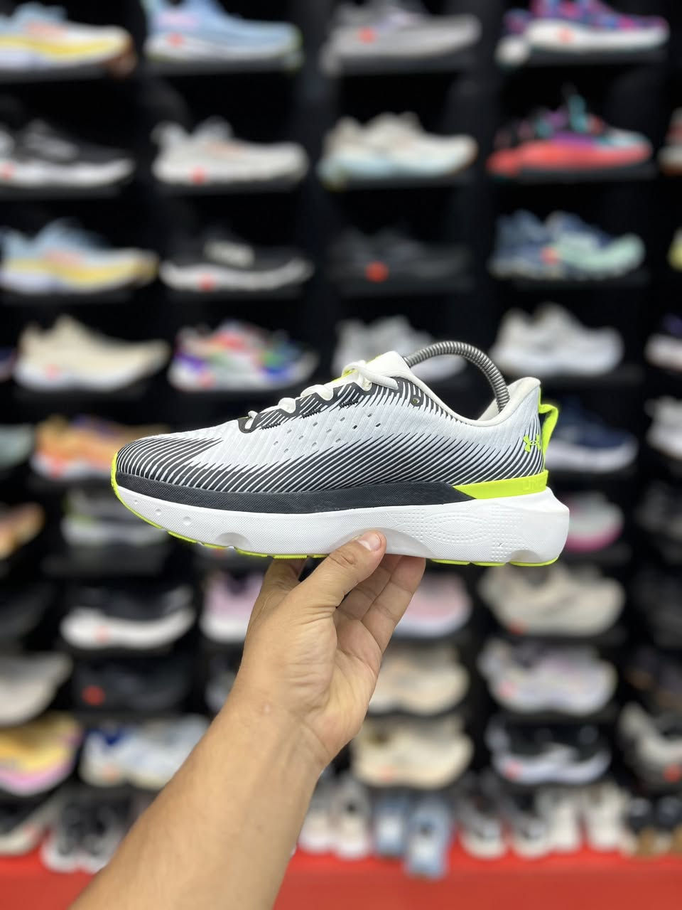 Under Armour HOVR Infinite Pro 

تقنية التوسيد: يحتوي على نعل أوسط بتقنية +UA HOVR المتطورة التي توفر مرونة عالية، وتمتص الصدمات بفعالية مع إعادة تدوير الطاقة لدفع القدم إلى الأمام.
الجزء العلوي: مصنوع من نسيج محبوك مرن ومتين (Warp knit) يسمح بتهوية فائقة للقدم ويمنحها الدعم والراحة.
التصميم والثبات: يدعم تصميم الكعب انسيابية الحركة ويقلل من إجهاد عضلات الساقين أثناء الجري لمسافات طويلة

اصلي وكاله غير مستخدم

قياس 40.5 القدم 26

السعر 95 الف

العنوآن نجف ملحق الروان
*********** واتساب
