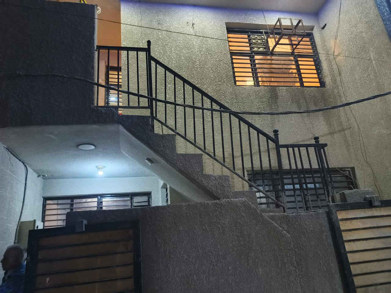 السلام عليكم
بيت 50 للبيع بالوزيرية داخل قيصرية خلف حديقة الام مباشرة طابقين شقتين معزولات درج خارجي للاستفسار
‏‪***********‬‏ او ***********
