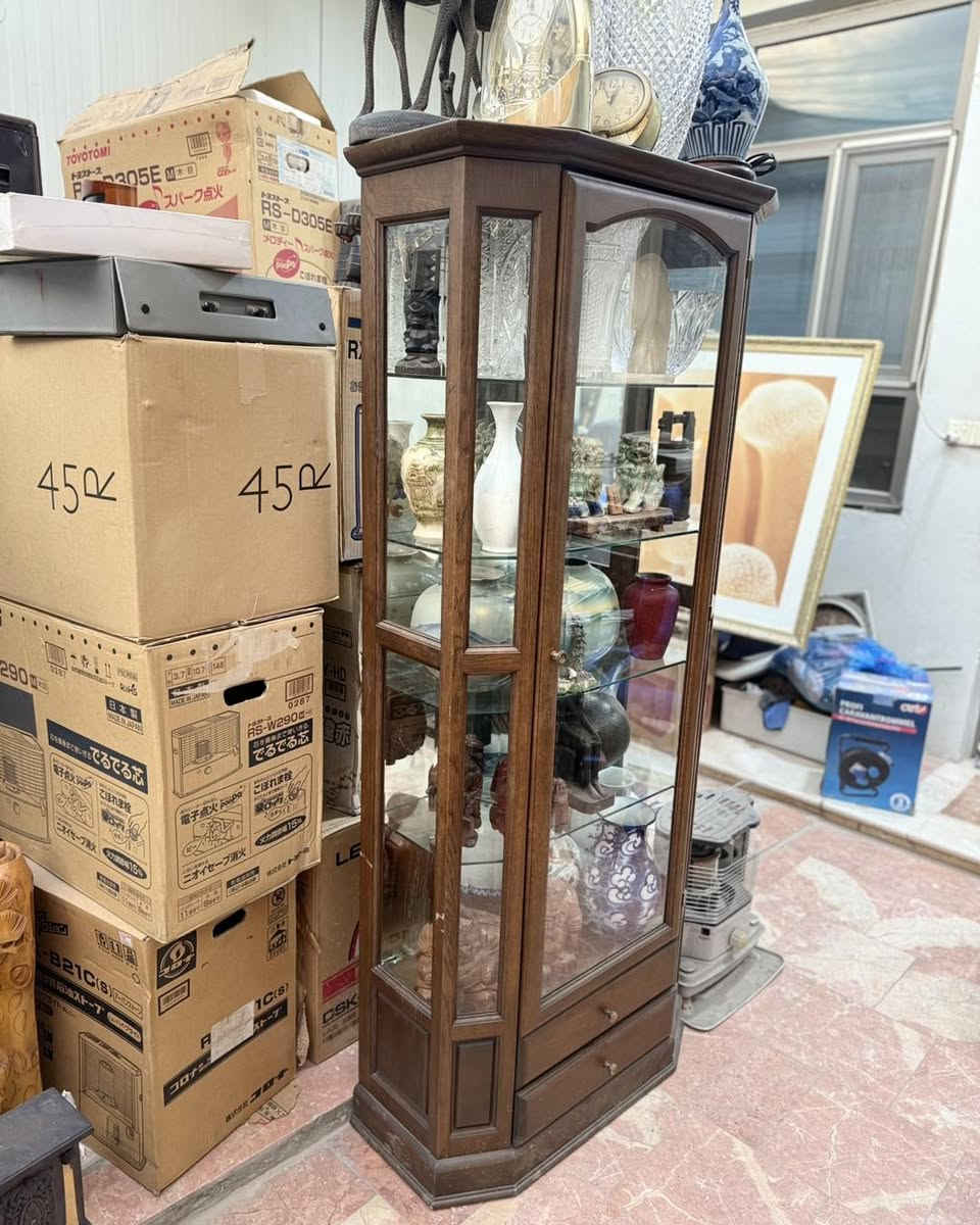 فاترينة (أو "أرجونتري" كما يطلق عليها في بعض المناطق)
باله صناعه ياباني
وهي عبارة عن خزانة عرض خشبية كلاسيكية مصممة لعرض التحف والأواني المنزلية الأنيقة. 
مواصفات وتفاصيل القطعة:
التصميم: تتميز بتصميم كلاسيكي سداسي الأضلاع (Hexagonal) يسمح برؤية المحتويات من عدة زوايا.
المواد: تُصنع عادةً من الخشب الطبيعي مثل خشب الزان أو البلوط، وتأتي مع أرفف زجاجية داخلية.
الاستخدام: تُستخدم بشكل أساسي في غرف المعيشة أو الصالونات لعرض الديكورات، التحف، أو أطقم الضيافة الفاخرة.
الإضافات: تتوفر بعض الموديلات المشابهة مع إضاءة داخلية مدمجة لإبراز المعروضات. 

 +2


**إذا كنت صاحب هذا الإعلان وتريد حذفه لأي سبب، رجاءا أرسل رسالة إلى الدعم الفني**