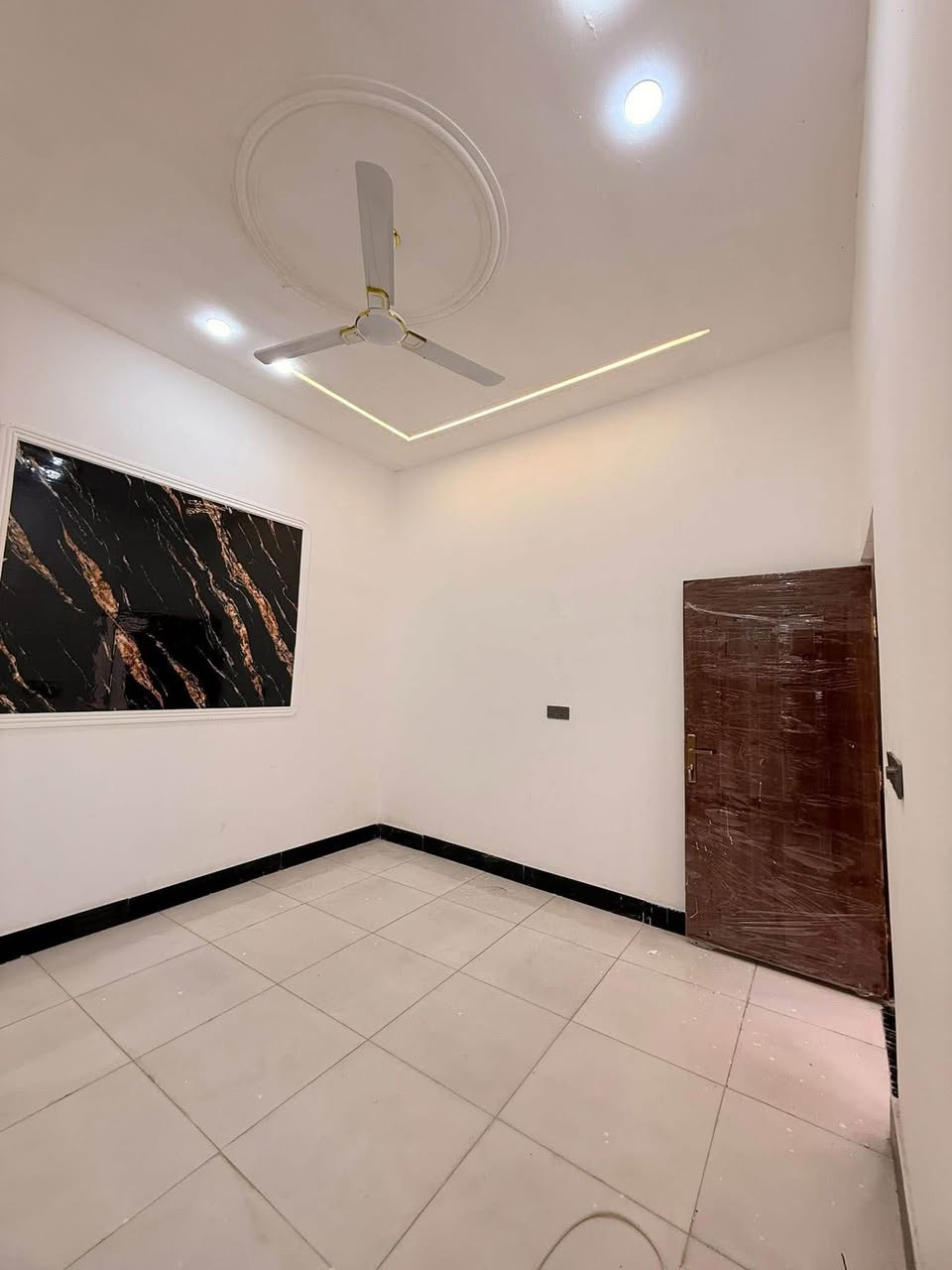 سلام عليكم وسعد الله أوقاتكم 👋⁉️

دار سكن للبيع ⛪️ بسعر بلاااش 

المساحه 130 متر  بناء حديث بعده بل جيس

يحتوي البيت على غرفتين نوم 
و ديوان 
و صاله 
و مطبخ 
و صحيات داخلي و خارجي و كراج سياره 
بيت كلش مرتب 

كافه الخدمات متوفره 

طابو صرف زراعي بأسم عراقي سند ٢٥ راعي لارض ساكن نفس المنطقه 

العنوان ببو الخصيب قرب المحكمه الجديده يبعد عن المحكمه مسافه قليله 
ثالث بيت عن تبليط 

سعر 75 مليون و بي مجال 
للاستفسار *********** البصرة, العراق
